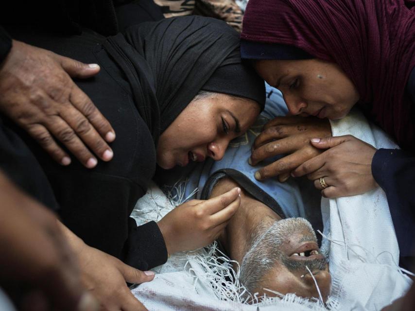 Familiares lloran a un hombre muerto por hambre en Gaza, donde la escasez de alimentos se ha convertido en una forma cotidiana de violencia.