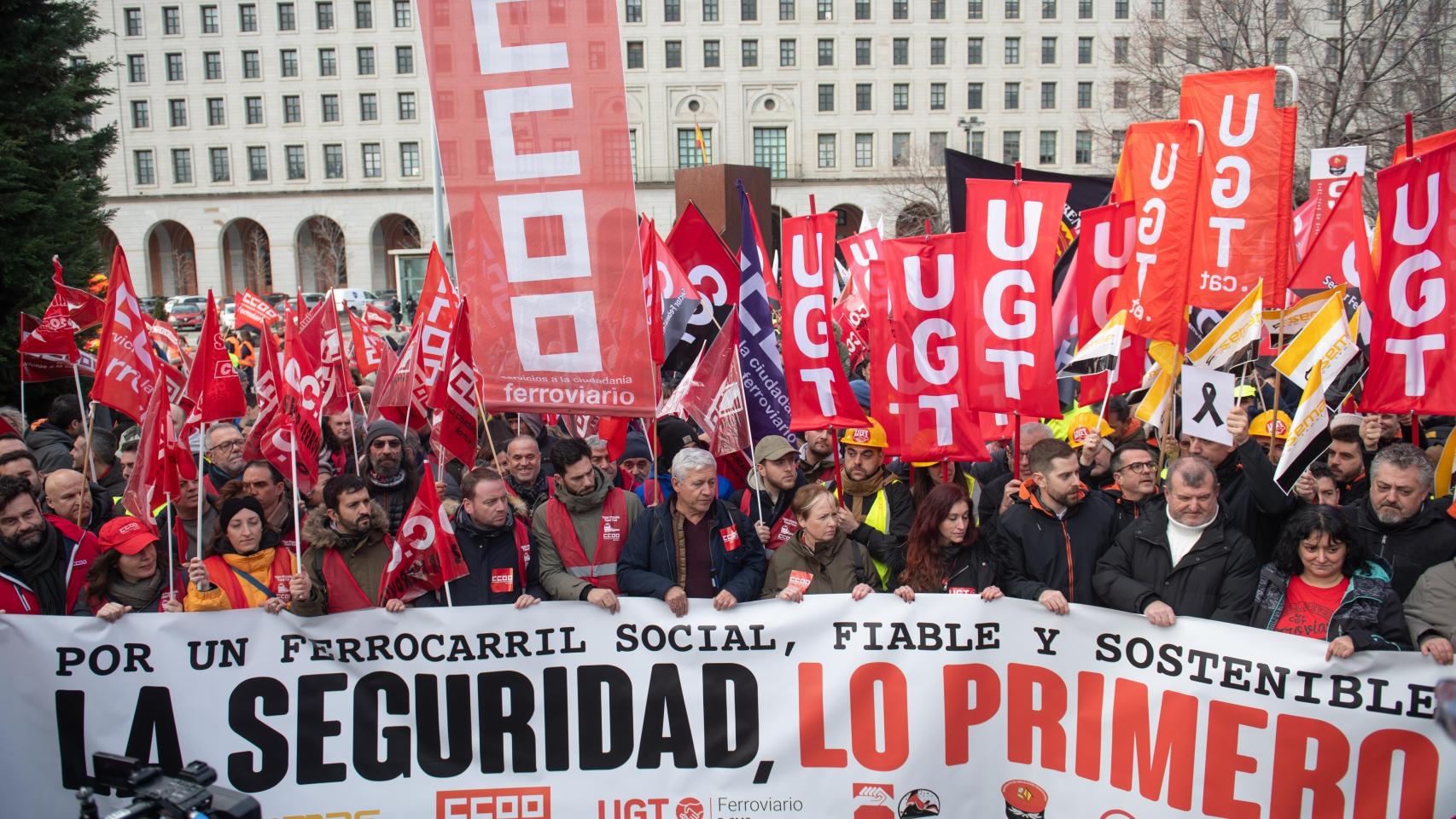 Decenas de personas durante una concentración tras los accidentes de Adamuz y Gelida, frente al Ministerio de Transportes y Movilidad Sostenible, a 3 de febrero de 2026, en Madrid (España).