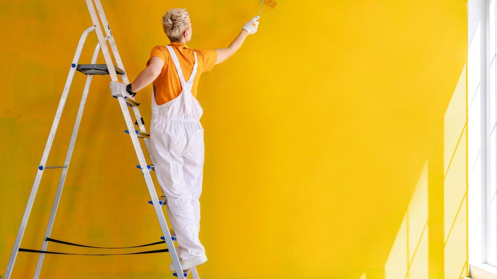 Una persona pintando.