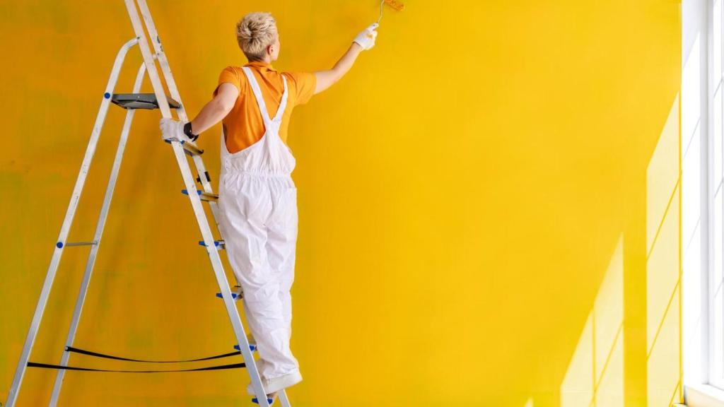 Una persona pintando.