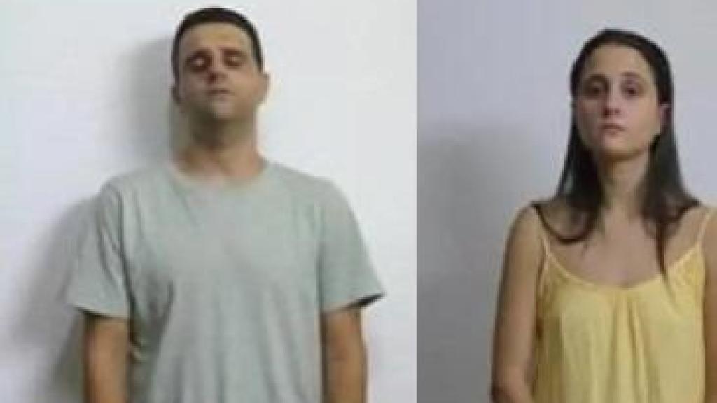 Felipe y Rosario, tras ser detenidos por la Policía Nacional por la muerte de su padre.