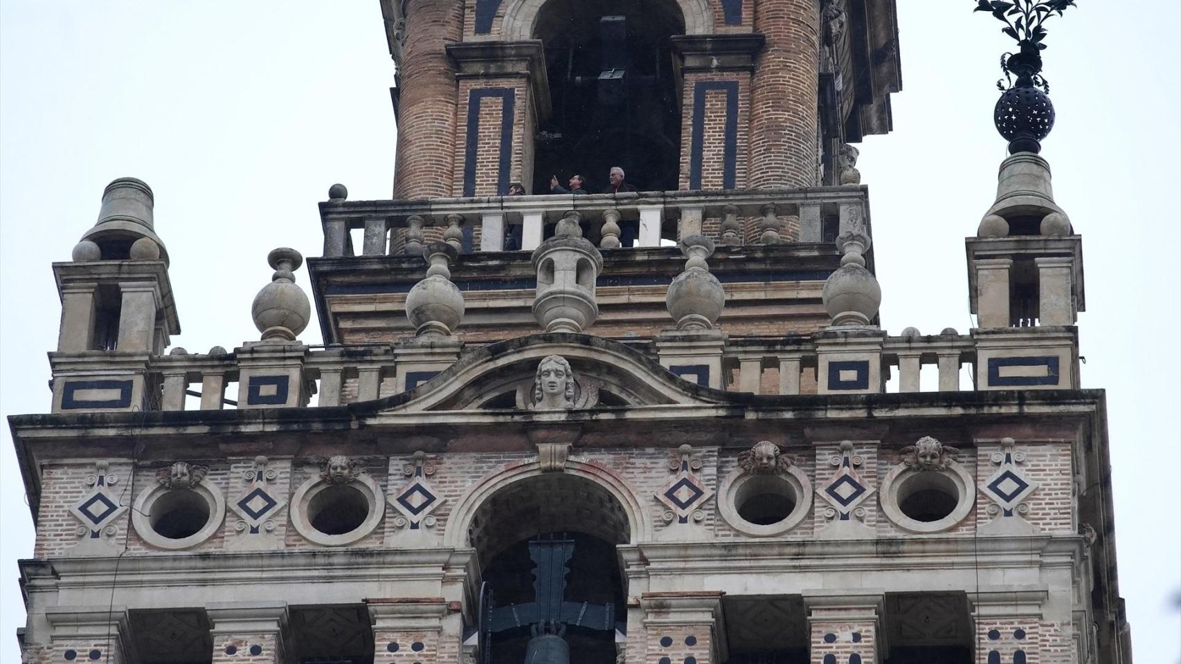 La Giralda de Sevilla sin uno de los remates de azucenas que ha tirado el viento este jueves.