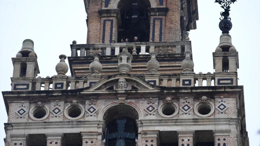 La Giralda de Sevilla sin uno de los remates de azucenas que ha tirado el viento este jueves.