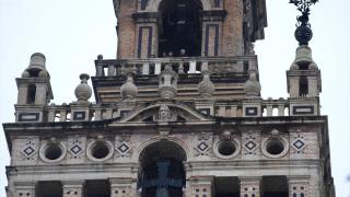 La Giralda de Sevilla sin uno de los remates de azucenas que ha tirado el viento este jueves.