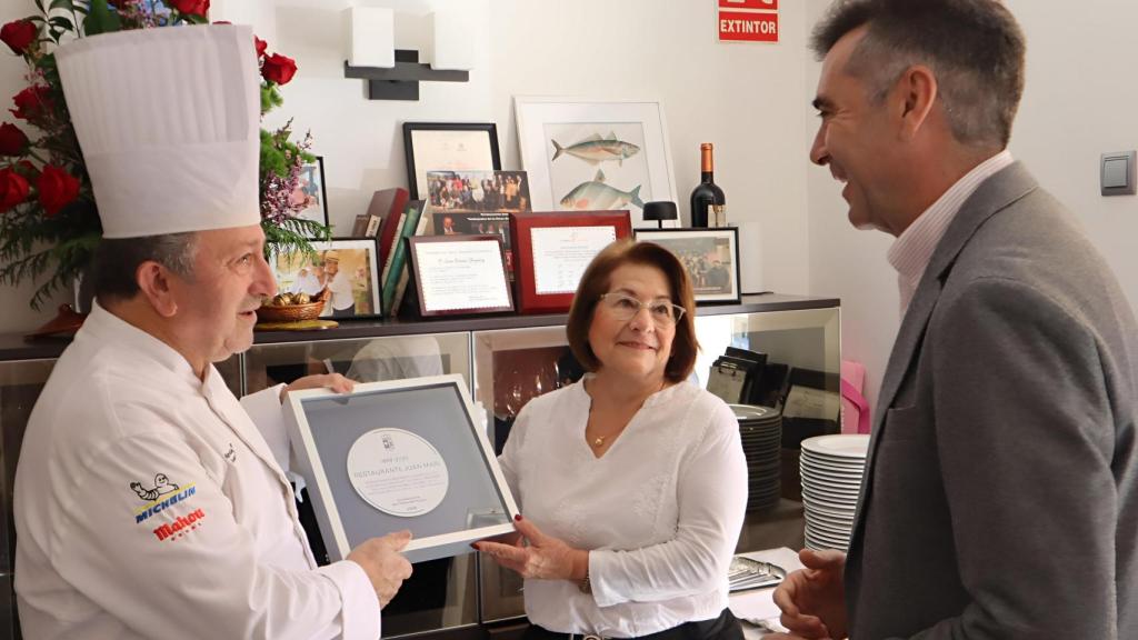 El alcalde de San Pedro del Pinatar hace entrega de la placa conmemorativa a Juan Serrano y María Reyes.