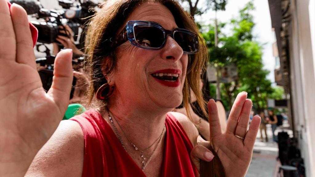 La 'fontanera' del PSOE, Leire Díez, a su llegada a la sede del PSOE en Ferraz en junio.