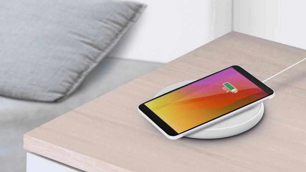 Cargador en una mesita de noche