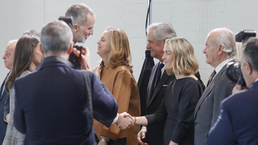 Los Reyes saludando a los miembros del Real Patronato de la Galería de las Colecciones Reales.
