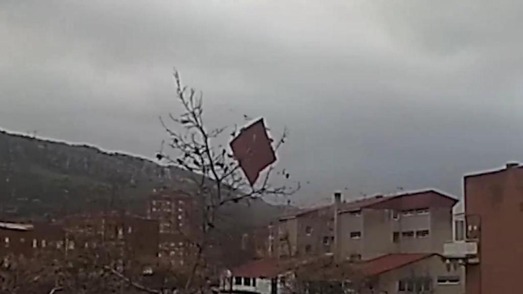 Cubierta del colegio volando. Foto: Noticias CMM / Francisco García.