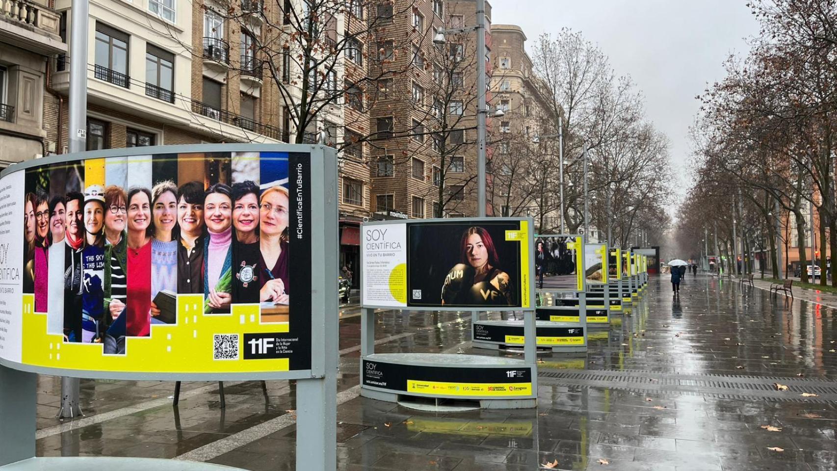Expositores con fotografías de gran formato de investigadoras en Gran Vía.
