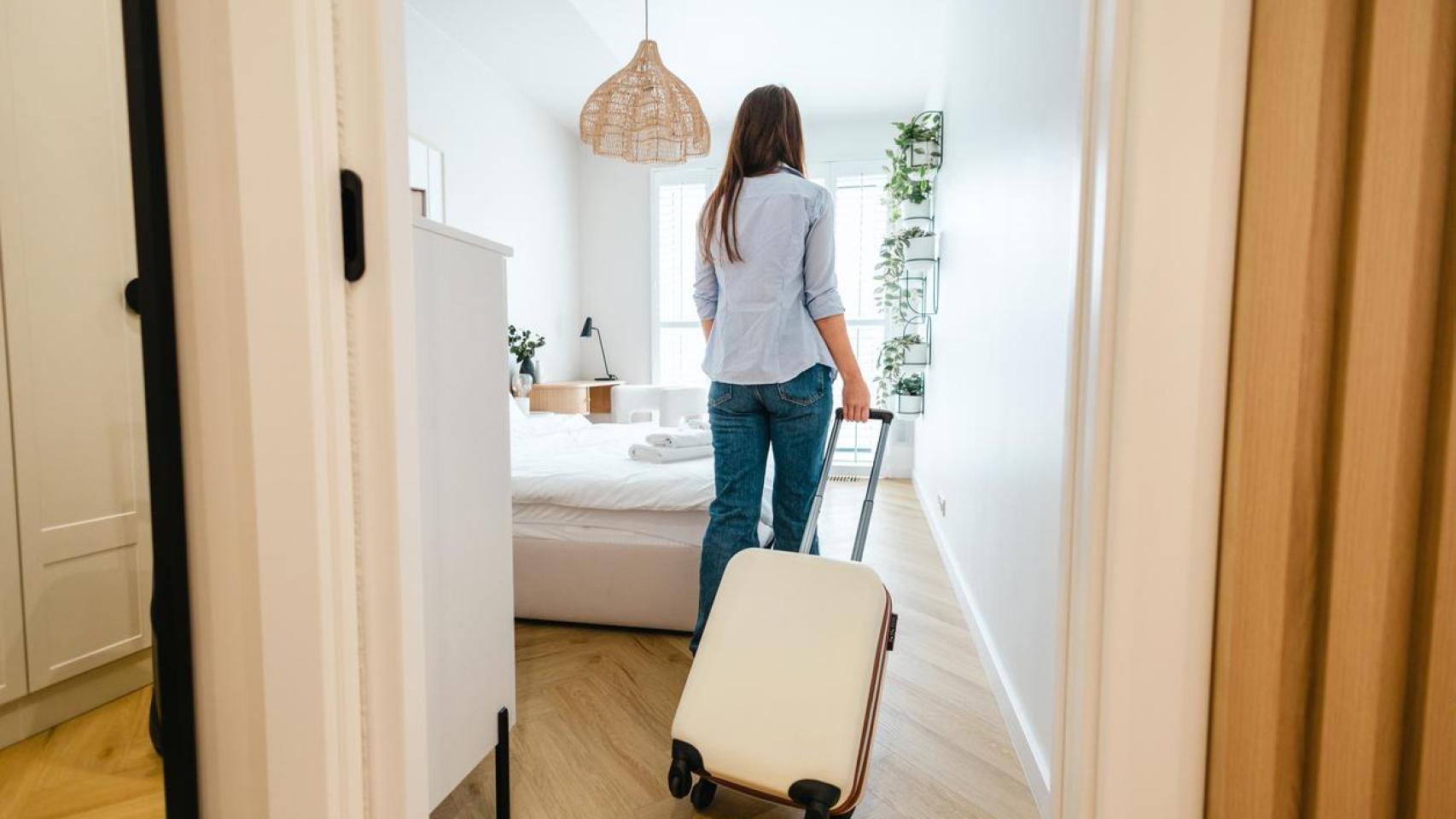 Una turista entrando en un piso turístico.
