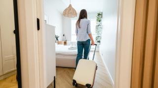 Una turista entrando en un piso turístico.