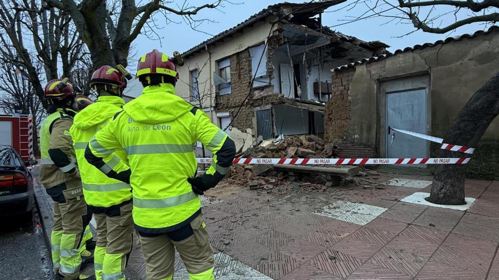 Los Bomberos de León acordonan el lugar en el que se ha derrumbado la vivienda, este jueves