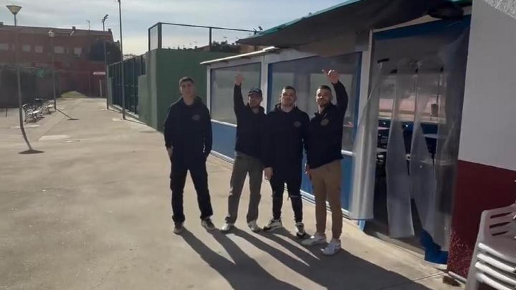 Juanpi, Miguel, José y Alberto a las afueras de su quiosco.