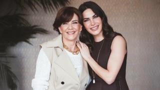 Carla Barber posando con su madre Rosa Barber para una producción de Magas.