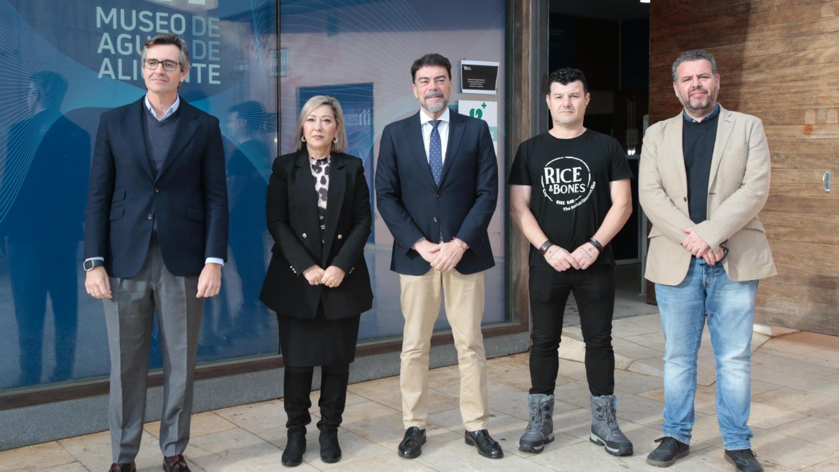 Sergio Sánchez, María del Mar Valera, Luis Barcala, David Ariza y Héctor Fernández, en la Mesa Redonda organizada por Aguas de Alicante.