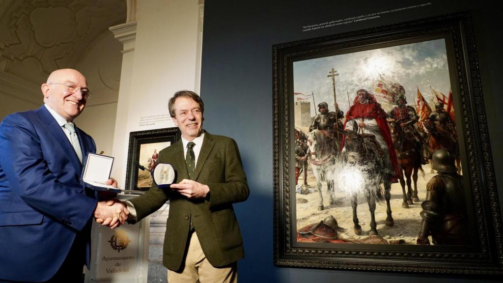 El alcalde, Jesús Julio Carnero, junto al pintor Augusto Ferrer-Dalmau en la inauguración de la muestra ‘Ferrer-Dalmau: imágenes para la Historia’.