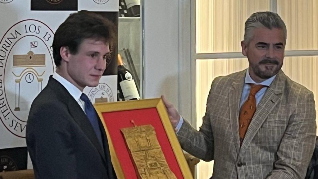 El novillero Fabio Jiménez recoge el premio de la tertulia 'Los 13 del Baratillo' en Sevilla.