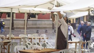 Un camarero pone los calefactores en una terraza en Sevilla, en una imagen de archivo.