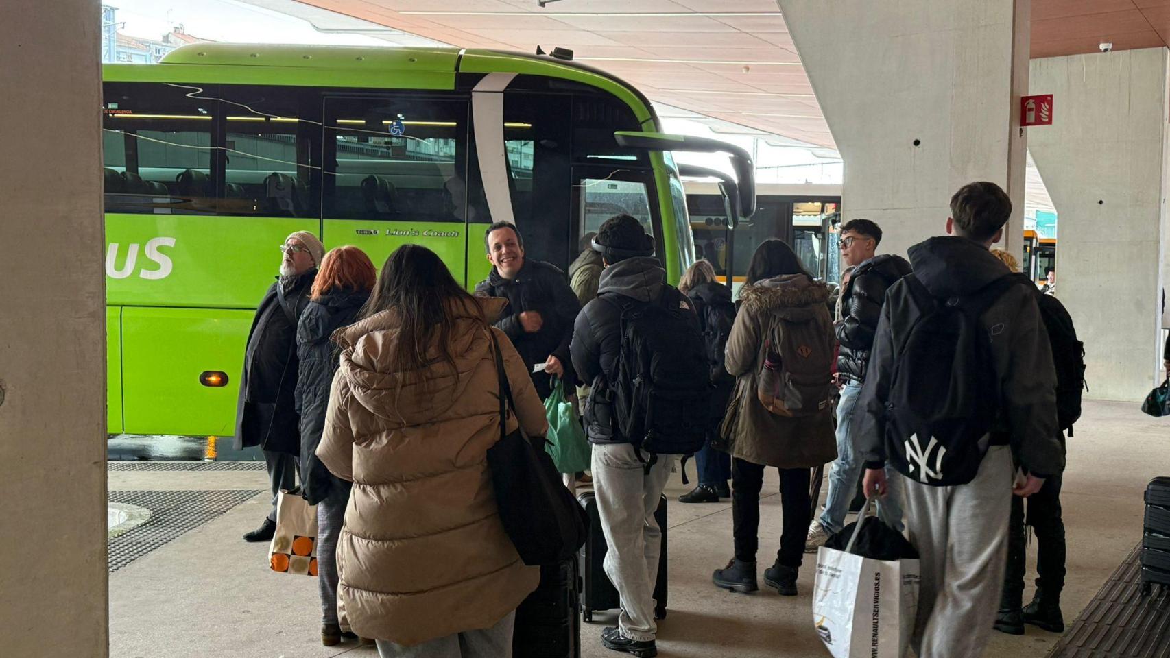 Cola en la estación de autobuses de Santiago por la cancelación de trenes a Vigo