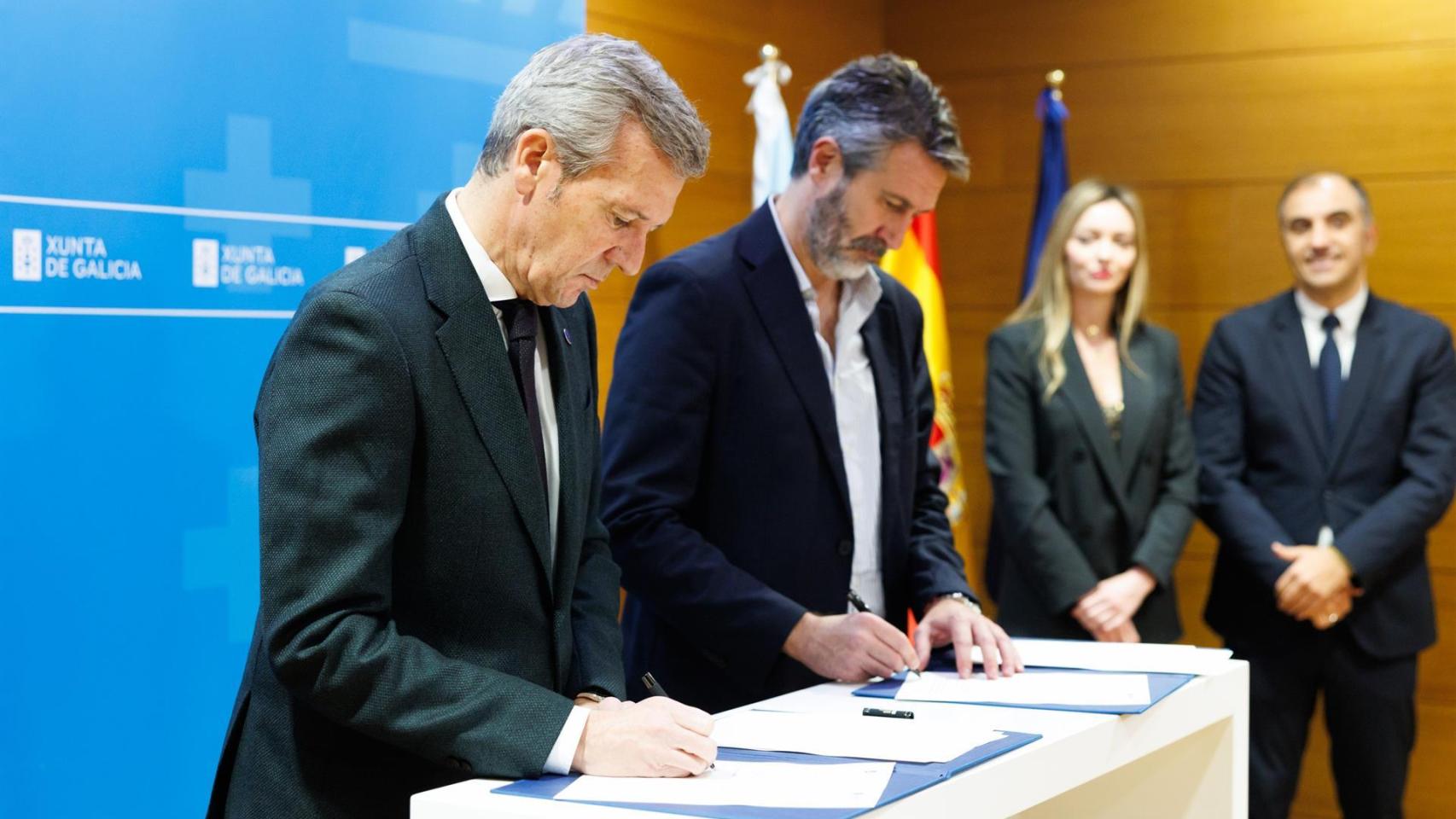 O presidente da Xunta de Galicia, Alfonso Rueda, participa na sinatura do novo acordo de financiamento do Servizo de Axuda no Fogar entre a Xunta e a Federación Galega de Municipios e Provincias (Fegamp).