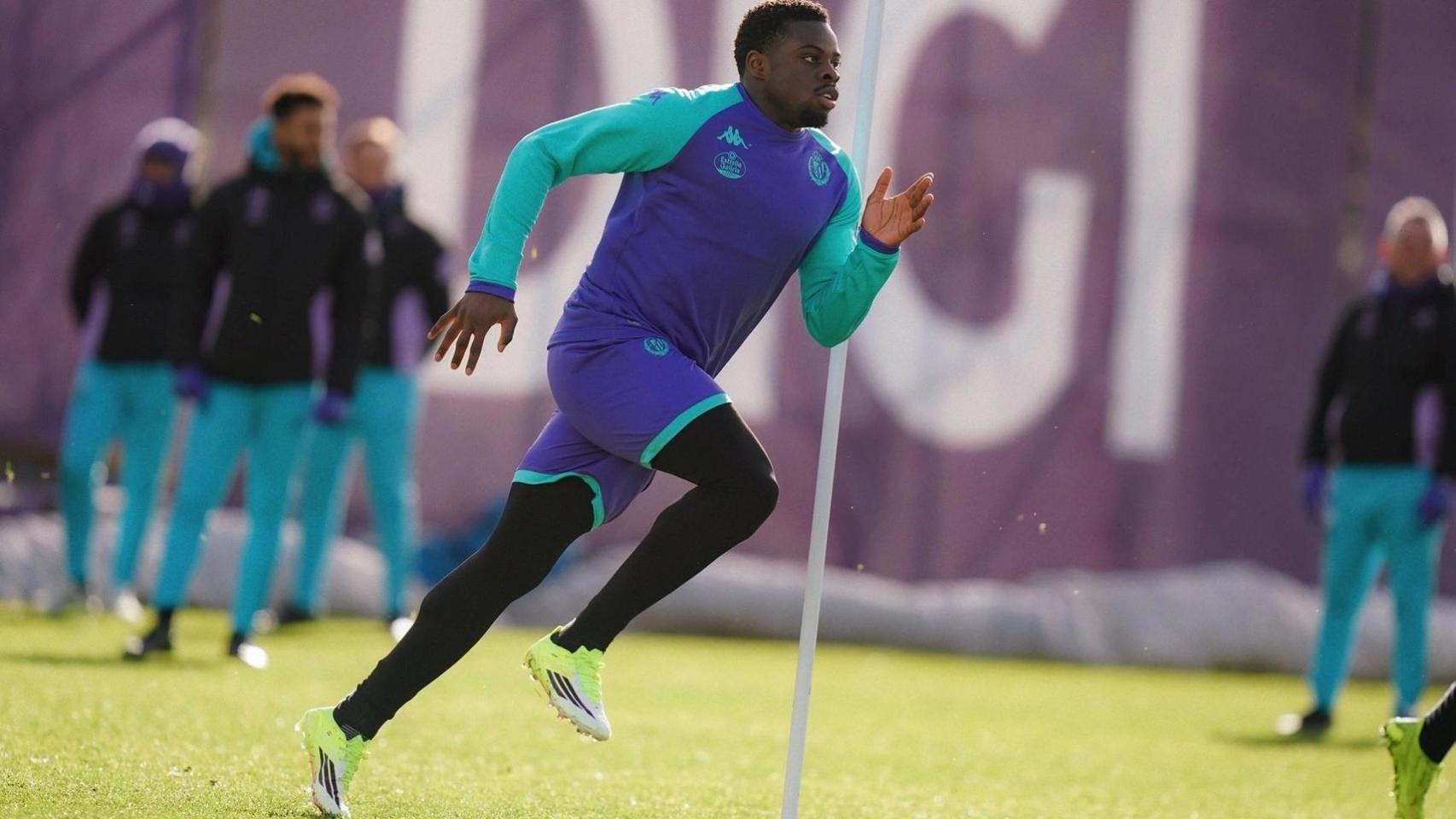 Noah Ohio en un entrenamiento con el Pucela