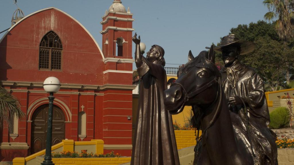 Monumento a Chabuca Granda junto al Puente de los Suspiros, en Barranco.