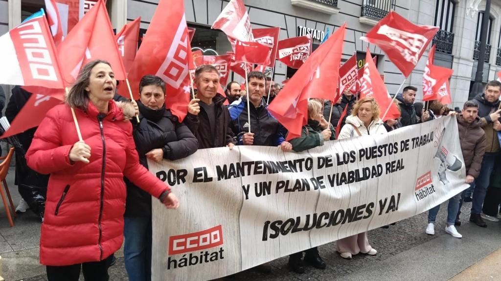 El personal gallego de Losán se manifiesta ante el Ministerio de Hacienda en Madrid.