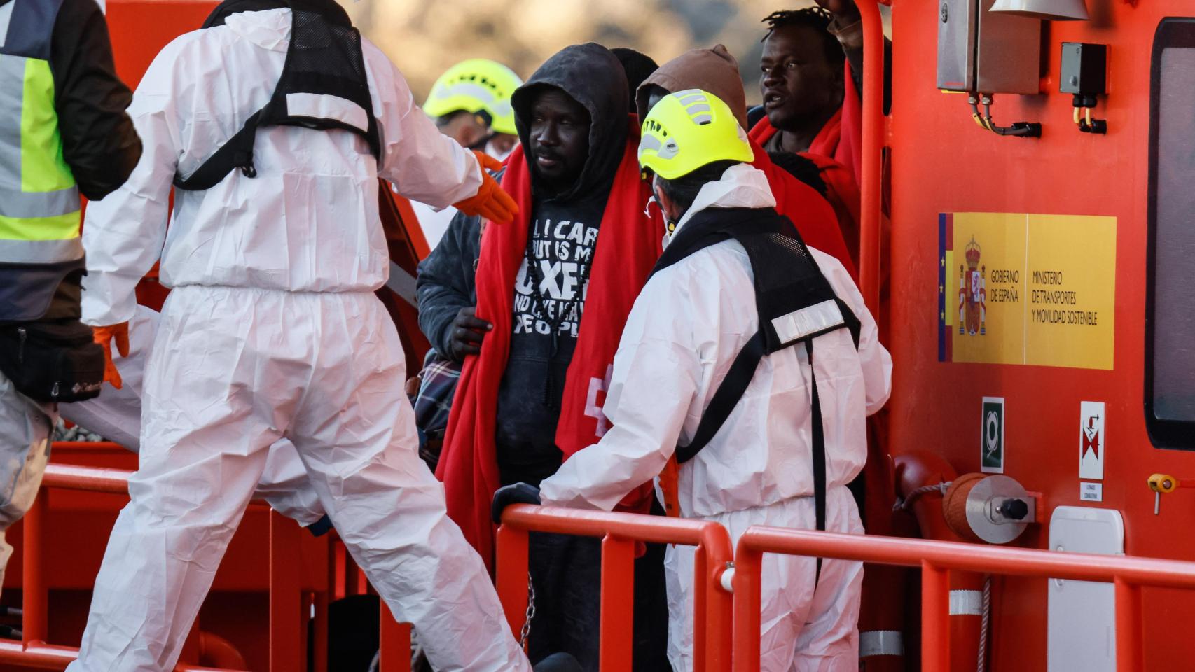 Salvamento Marítimo recupera los cadáveres de dos migrantes en aguas del Estrecho y rescata al menos a cinco personas