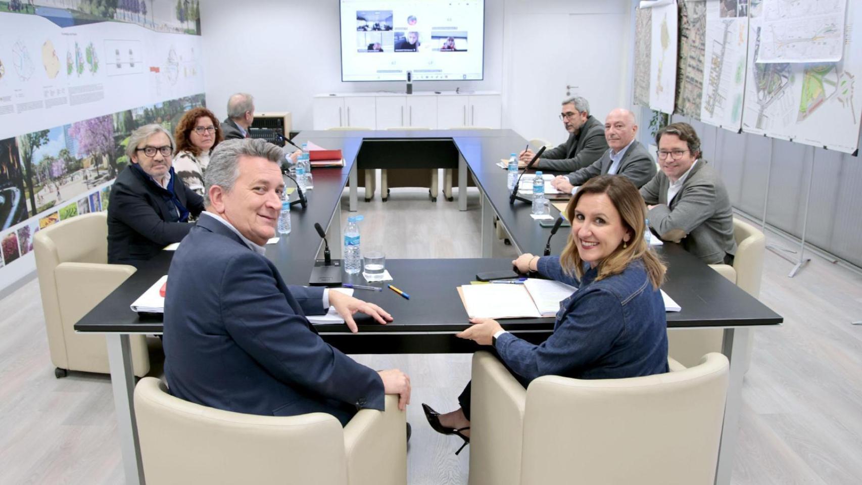 Martínez Mus y Catalá en la reunión de la Sociedad Valencia Parque Central este jueves. EE