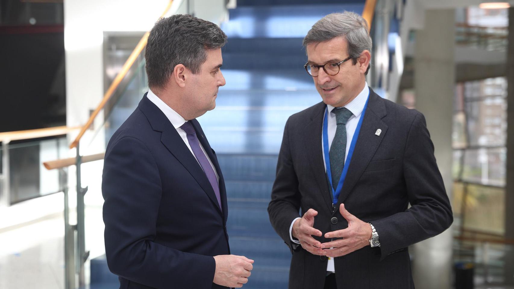 Los consejeros de Industria, Energía y Minas de la Junta de Andalucía, Jorge Paradela, y de Industria, Transición Energética y Sostenibilidad del Gobierno Vasco, Mikel Jauregi.