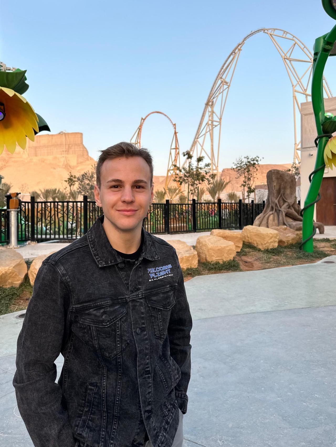 Dani García posa junto a las instalaciones en Arabia Saudí