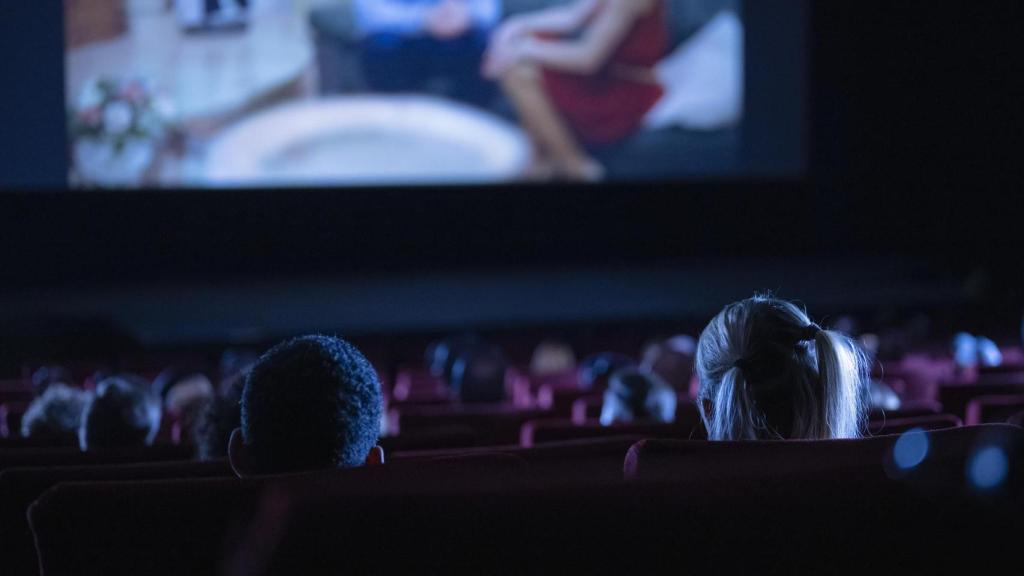 Los espectadores se sumergen en una película cautivadora en el teatro.