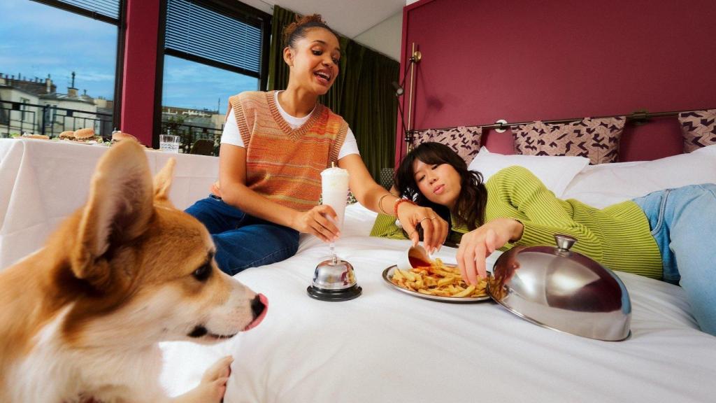 Plan en suite con comida en la habitación, una de las experiencias más demandadas en Staycation.