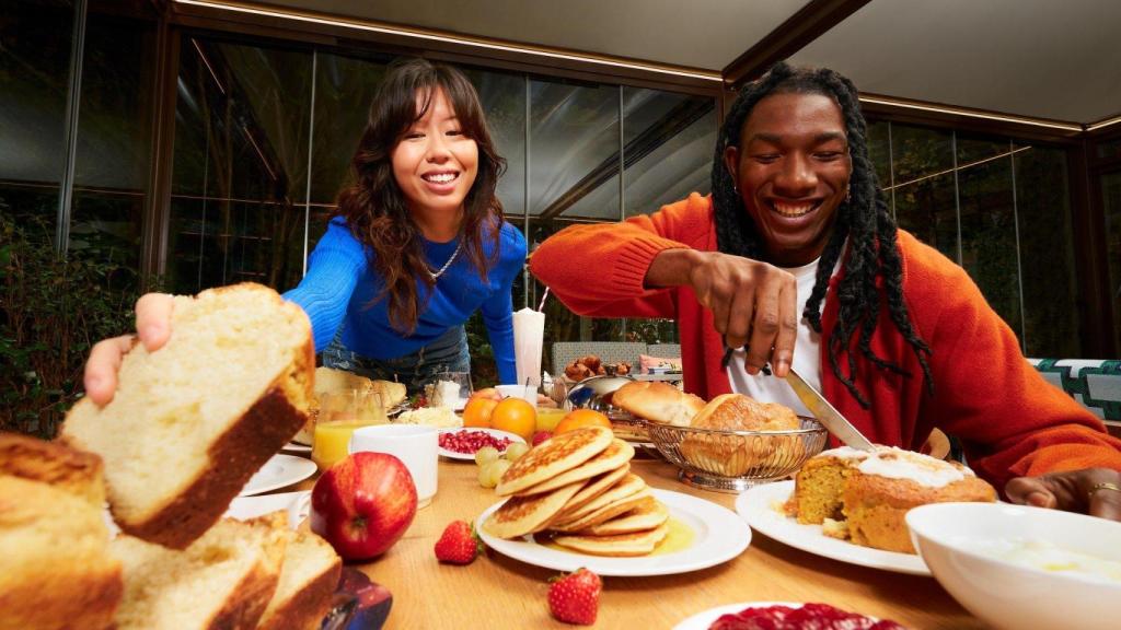 Desayuno de hotel sin prisas: así es empezar el día entre tortitas, fruta y bollería recién hecha.