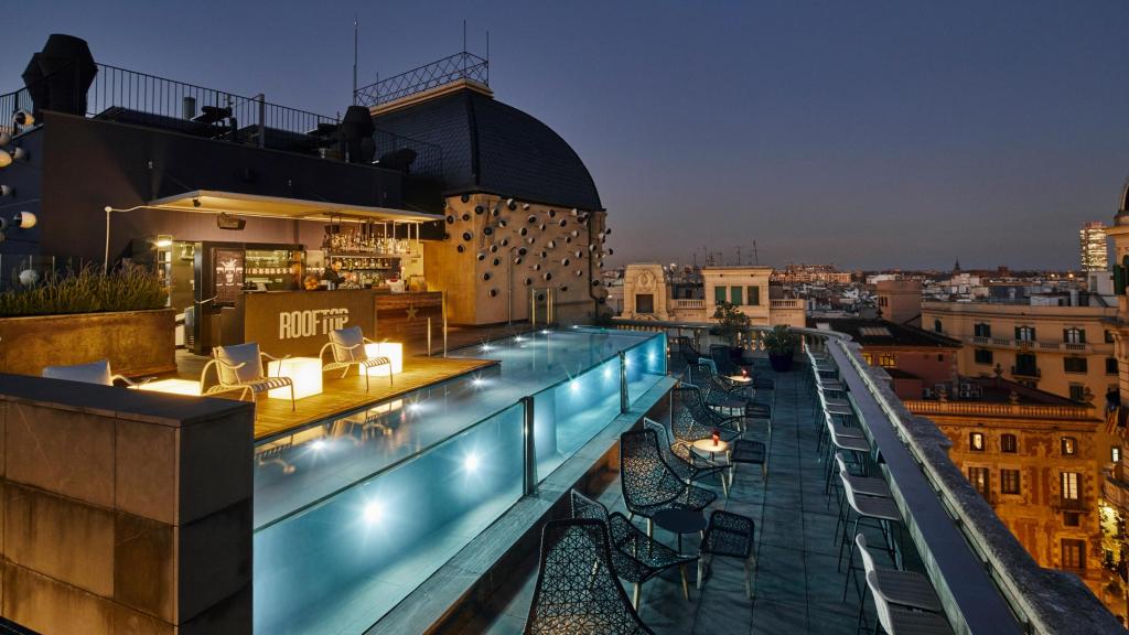 Rooftop con piscina y vistas en el Hotel Ohla Barcelona, dentro de las experiencias de Staycation.