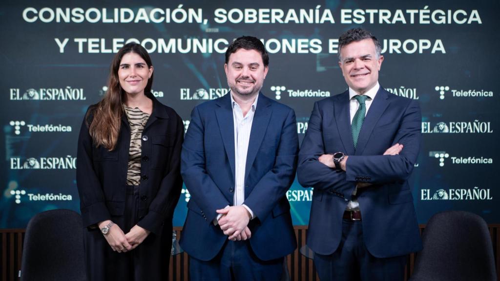 Alejandra García Hoyos, abogada de competencia de Telefónica; Arturo Criado, subdirector de EL ESPAÑOL-Invertia y Augusto Baena, socio de TMT de Oliver Wyman España.