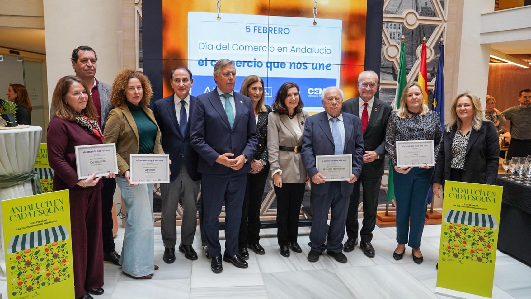 Los premiados junto a las autoridades.