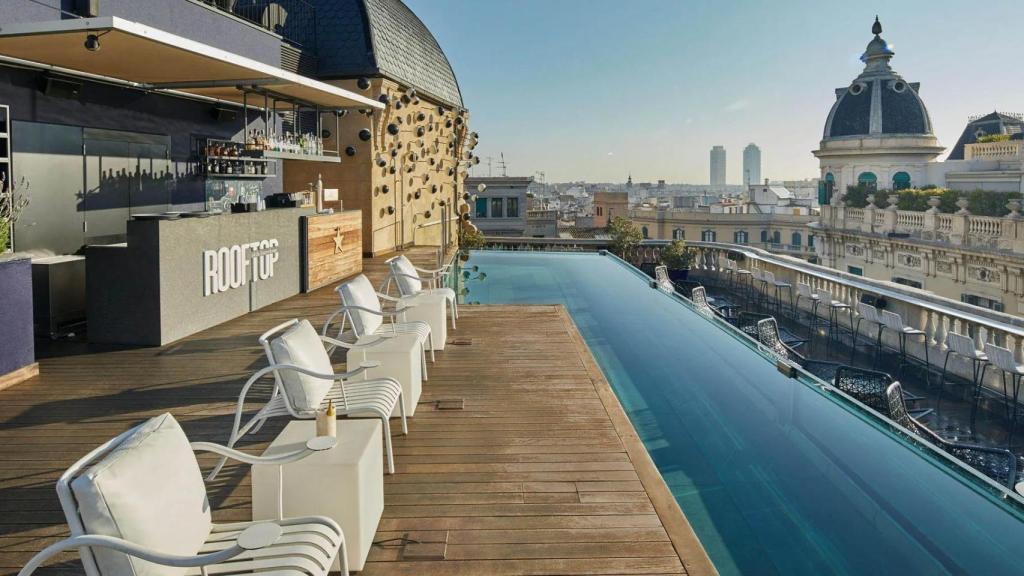 Piscina en la azotea del Hotel Ohla Barcelona, una de las experiencias urbanas de Staycation.