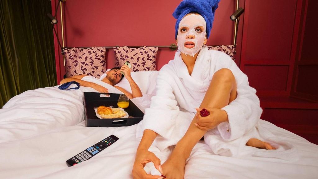 Plan de relax en la habitación con desayuno y cuidados personales, dentro de una experiencia de Staycation.