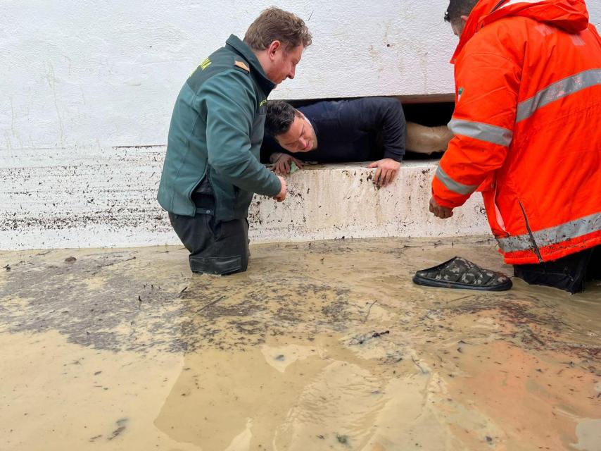 Antonio, durante el pasado miércoles con la borrasca Kristin, saliendo del bajo de su casa donde rescató a su esposa y su hijo, de 13 años, con ayuda de la Guardia Civil.