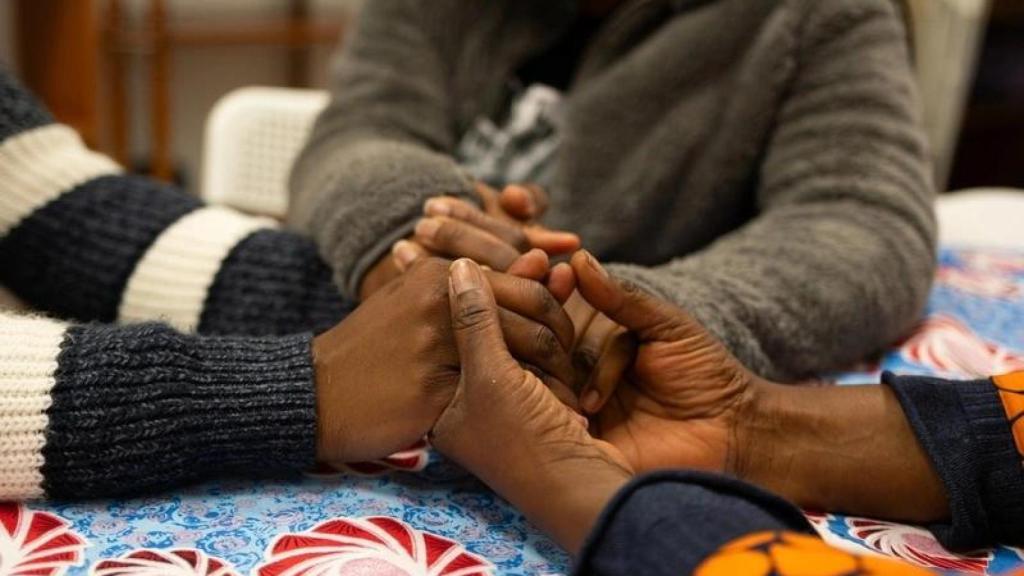 Aminata Soucko se reúne con otras mujeres que se han convertido en activistas contra la mutilación genital femenina después de recibir su apoyo.