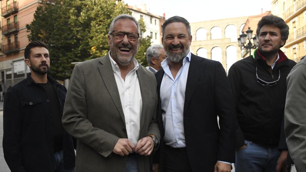 El presidente de las Cortes y candidato de Vox a las elecciones autonómicas del próximo 15 de marzo, Carlos Pollán, y el presidente de Vox, Santiago Abascal, en octubre de 2025 en Segovia