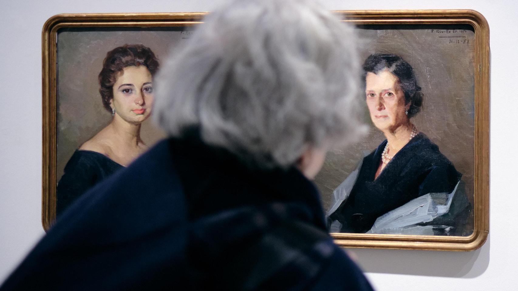 Una persona observa la exposición de Revello de Toro.