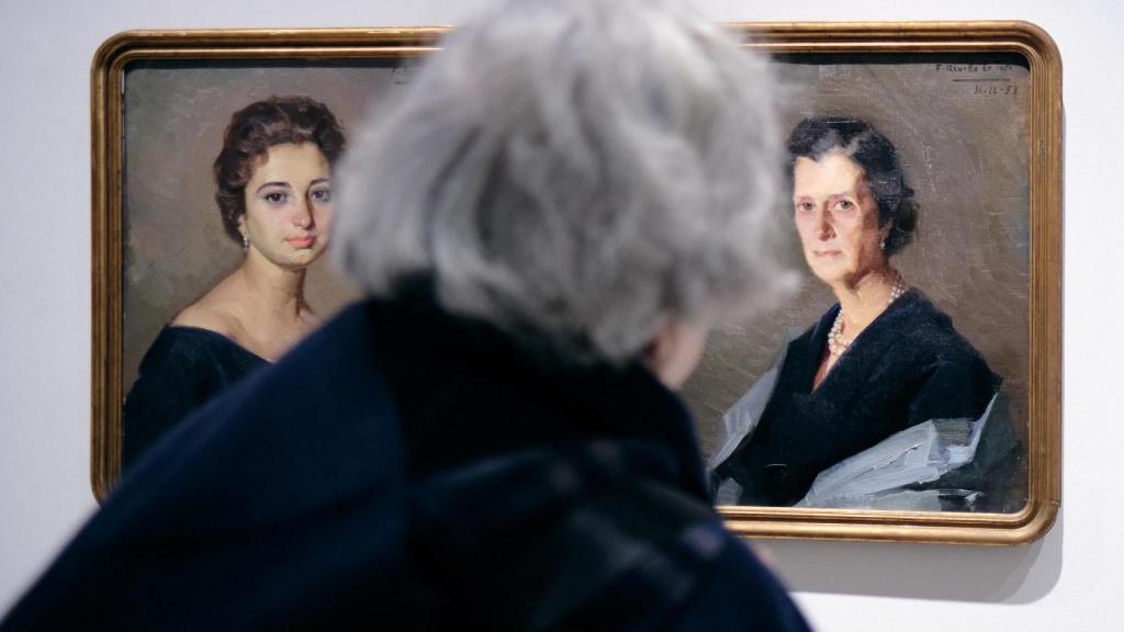 Una persona observa la exposición de Revello de Toro.