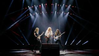 Dave Mustaine (centro), el bajista James LoMenzo (izq.) y el guitarrista Teemu Mäntysaari (dcha) durante una actuación de Megadeth. Foto: Ryan Chang