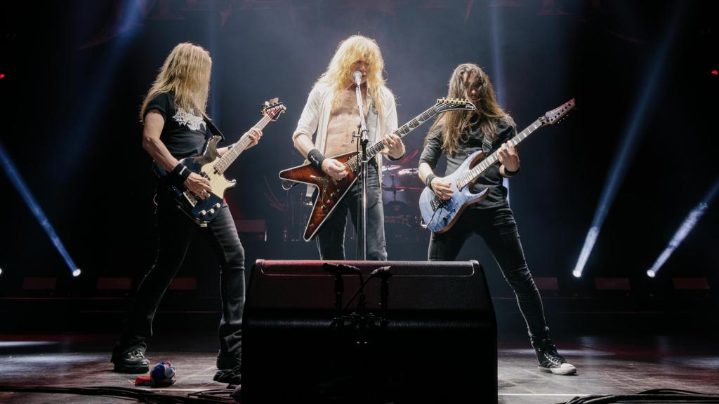 Dave Mustaine (centro), el bajista James LoMenzo (izq.) y el guitarrista Teemu Mäntysaari (dcha) durante una actuación de Megadeth. Foto: Ryan Chang