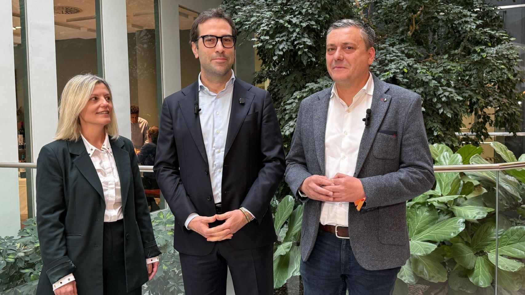 El ministro de Economía, Carlos Cuerpo, junto al candidato del PSOE por Huesca, Fernando Sabés en un acto en Huesca