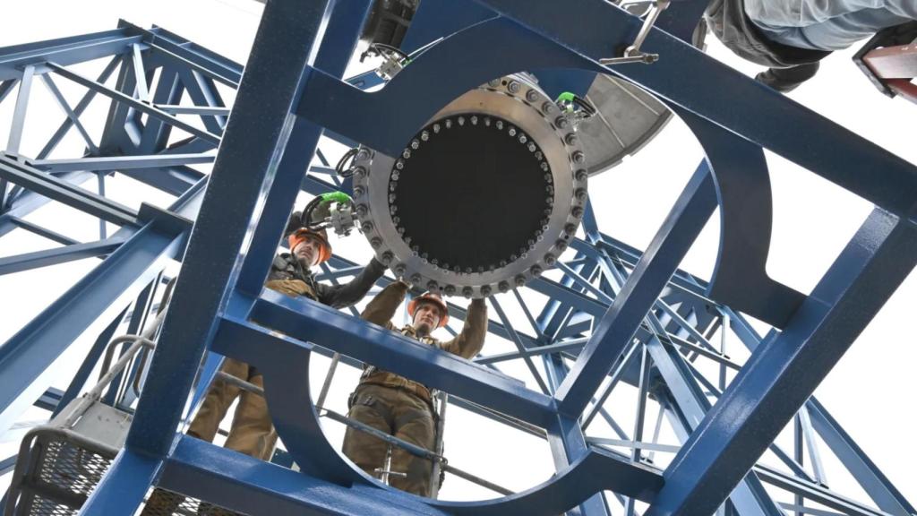 Operarios del Marshall Space Flight Center durante las pruebas de un reactor de flujo frío.
