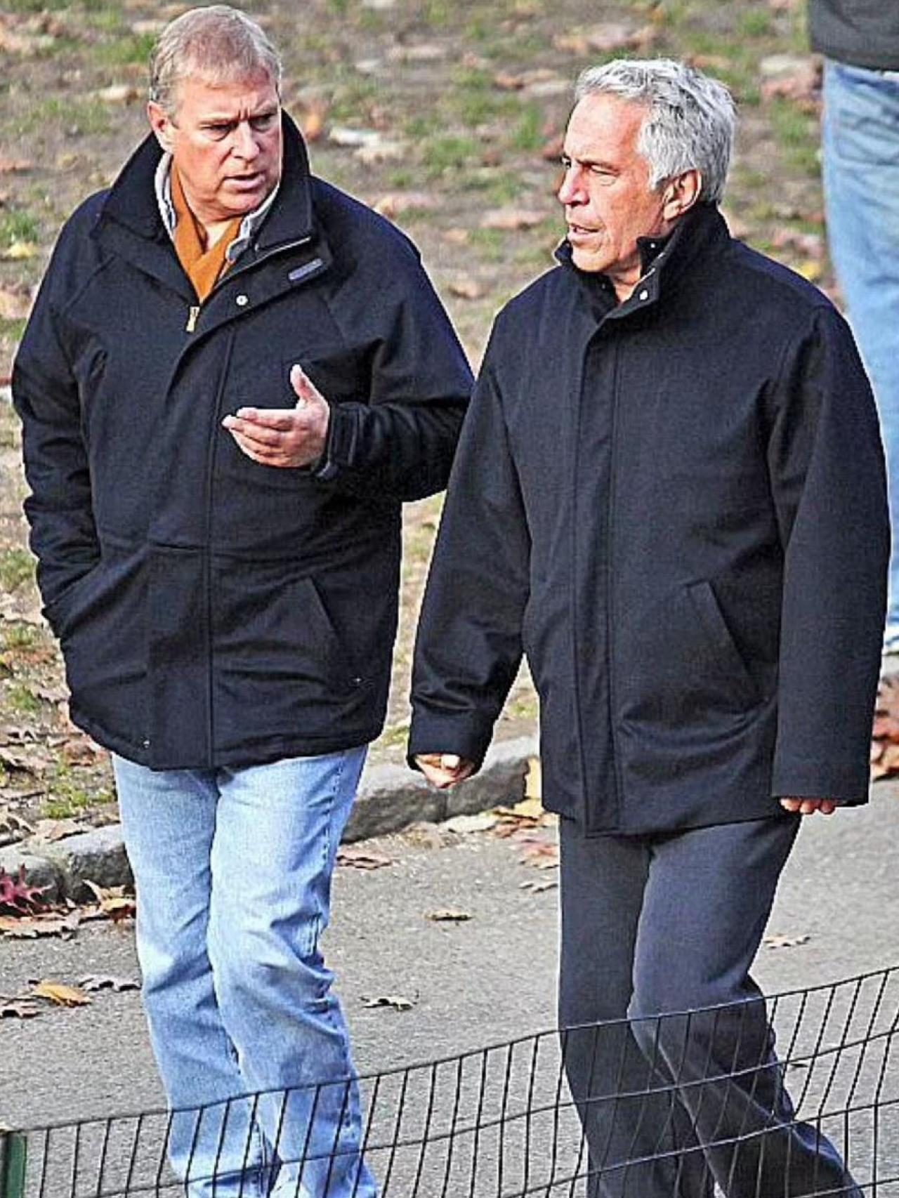El entonces Príncipe y Epstein, paseando por Central Park. 2010.
